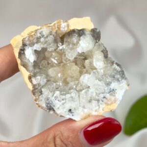 Himalayakvarts klynge med naturlig skønhed og kraftfuld energi. Forbindes med klarhed, balance og meditation. E-mærket webshop.