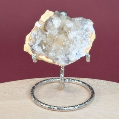 Himalayakvarts klynge med naturlig skønhed og kraftfuld energi. Forbindes med klarhed, balance og meditation. E-mærket webshop.
