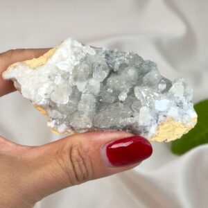 Himalayakvarts klynge med naturlig skønhed og kraftfuld energi. Forbindes med klarhed, balance og meditation. E-mærket webshop.