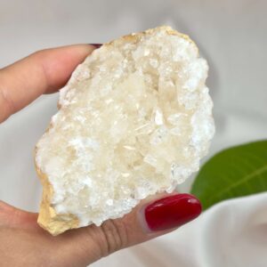 Himalayakvarts klynge med naturlig skønhed og kraftfuld energi. Forbindes med klarhed, balance og meditation. E-mærket webshop.