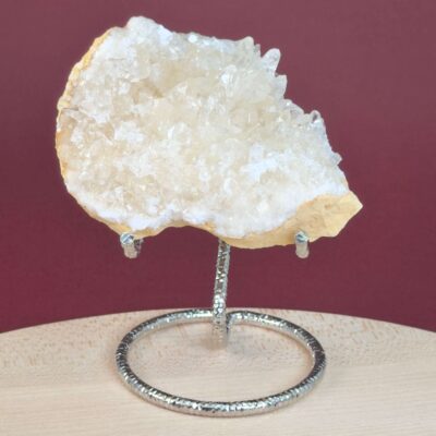 Himalayakvarts klynge med naturlig skønhed og kraftfuld energi. Forbindes med klarhed, balance og meditation. E-mærket webshop.