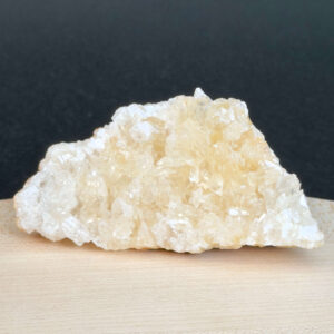 Himalayakvarts klynge med naturlig skønhed og kraftfuld energi. Forbindes med klarhed, balance og meditation. E-mærket webshop.