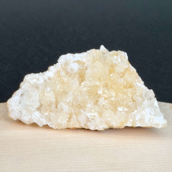 Himalayakvarts klynge med naturlig skønhed og kraftfuld energi. Forbindes med klarhed, balance og meditation. E-mærket webshop.