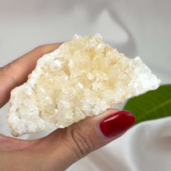 Himalayakvarts klynge med naturlig skønhed og kraftfuld energi. Forbindes med klarhed, balance og meditation. E-mærket webshop.