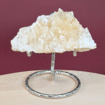 Himalayakvarts klynge med naturlig skønhed og kraftfuld energi. Forbindes med klarhed, balance og meditation. E-mærket webshop.