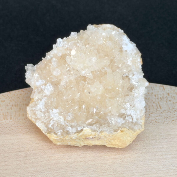Himalayakvarts klynge med naturlig skønhed og kraftfuld energi. Forbindes med klarhed, balance og meditation. E-mærket webshop.