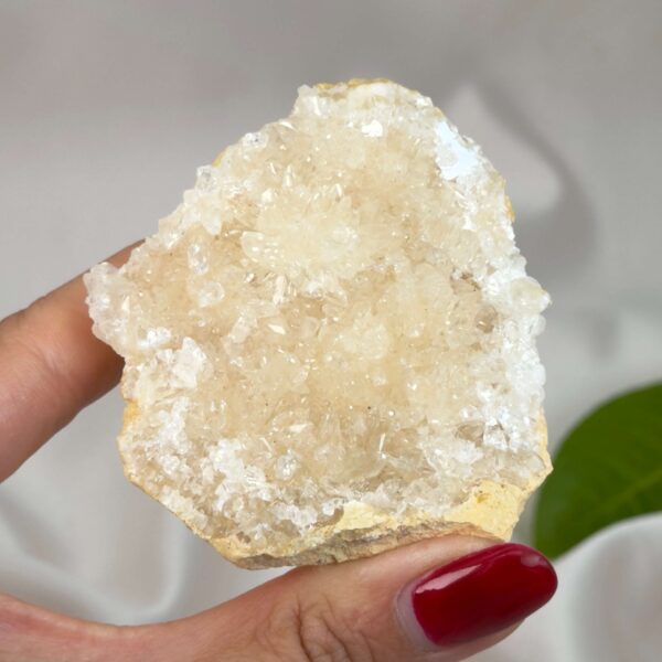Himalayakvarts klynge med naturlig skønhed og kraftfuld energi. Forbindes med klarhed, balance og meditation. E-mærket webshop.