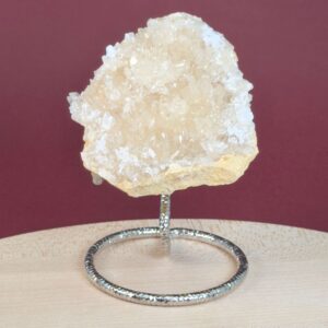 Himalayakvarts klynge med naturlig skønhed og kraftfuld energi. Forbindes med klarhed, balance og meditation. E-mærket webshop.