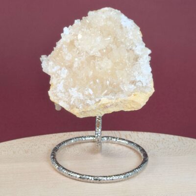 Himalayakvarts klynge med naturlig skønhed og kraftfuld energi. Forbindes med klarhed, balance og meditation. E-mærket webshop.