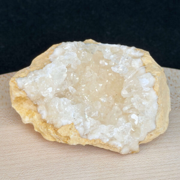 Himalayakvarts klynge med naturlig skønhed og kraftfuld energi. Forbindes med klarhed, balance og meditation. E-mærket webshop.