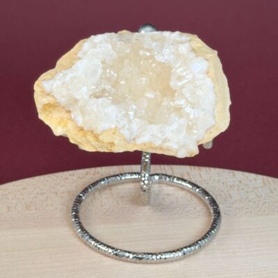 Himalayakvarts klynge med naturlig skønhed og kraftfuld energi. Forbindes med klarhed, balance og meditation. E-mærket webshop.