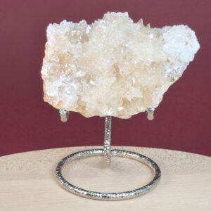 Himalayakvarts klynge med naturlig skønhed og kraftfuld energi. Forbindes med klarhed, balance og meditation. E-mærket webshop.