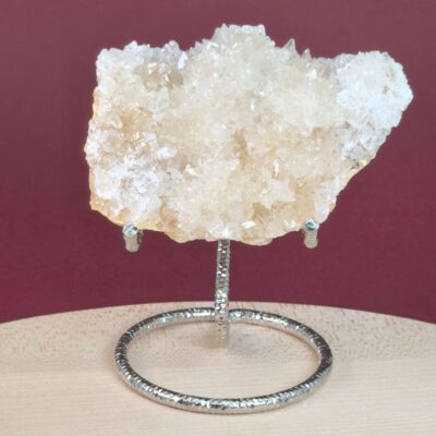 Himalayakvarts klynge med naturlig skønhed og kraftfuld energi. Forbindes med klarhed, balance og meditation. E-mærket webshop.