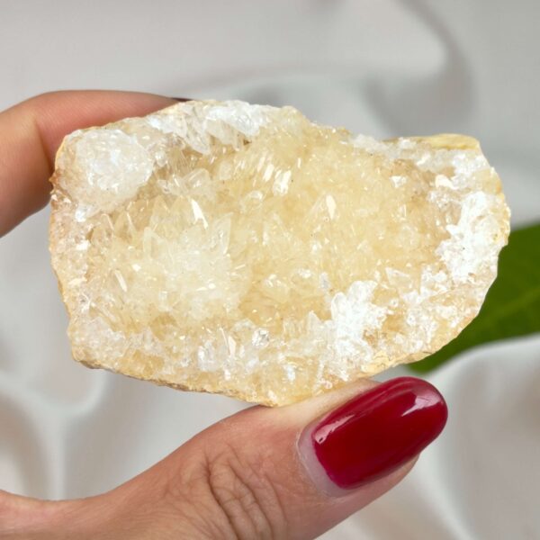 Himalayakvarts klynge med naturlig skønhed og kraftfuld energi. Forbindes med klarhed, balance og meditation. E-mærket webshop.