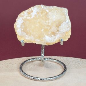 Himalayakvarts klynge med naturlig skønhed og kraftfuld energi. Forbindes med klarhed, balance og meditation. E-mærket webshop.