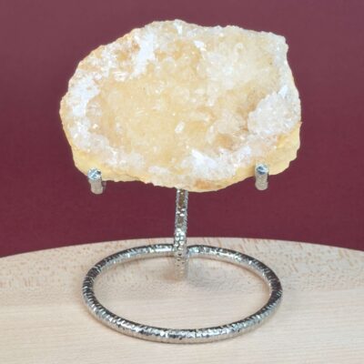 Himalayakvarts klynge med naturlig skønhed og kraftfuld energi. Forbindes med klarhed, balance og meditation. E-mærket webshop.