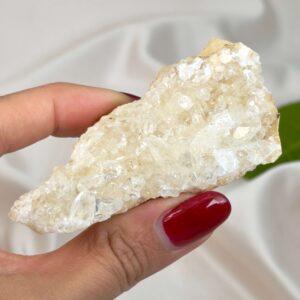 Himalayakvarts klynge med naturlig skønhed og kraftfuld energi. Forbindes med klarhed, balance og meditation. E-mærket webshop.