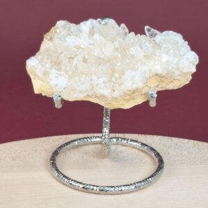 Himalayakvarts klynge med naturlig skønhed og kraftfuld energi. Forbindes med klarhed, balance og meditation. E-mærket webshop.