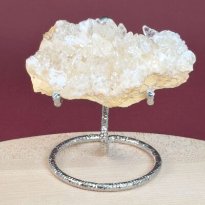 Himalayakvarts klynge med naturlig skønhed og kraftfuld energi. Forbindes med klarhed, balance og meditation. E-mærket webshop.