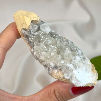 Himalayakvarts klynge med naturlig skønhed og kraftfuld energi. Forbindes med klarhed, balance og meditation. E-mærket webshop.