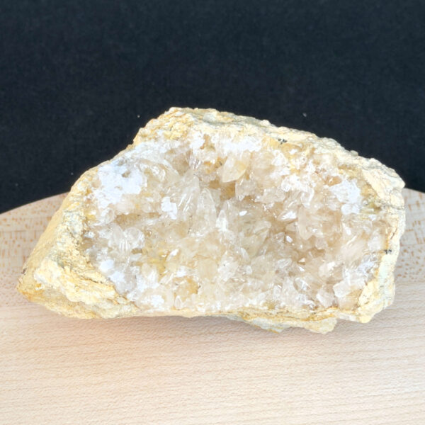 Himalayakvarts klynge med naturlig skønhed og kraftfuld energi. Forbindes med klarhed, balance og meditation. E-mærket webshop.