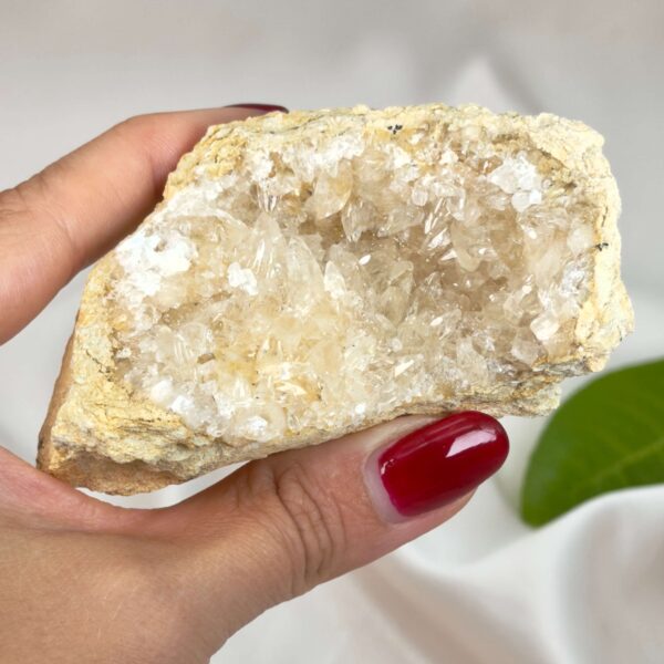 Himalayakvarts klynge med naturlig skønhed og kraftfuld energi. Forbindes med klarhed, balance og meditation. E-mærket webshop.