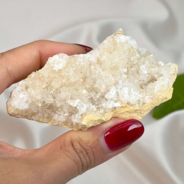 Himalayakvarts klynge med naturlig skønhed og kraftfuld energi. Forbindes med klarhed, balance og meditation. E-mærket webshop.