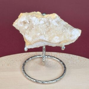 Himalayakvarts klynge med naturlig skønhed og kraftfuld energi. Forbindes med klarhed, balance og meditation. E-mærket webshop.