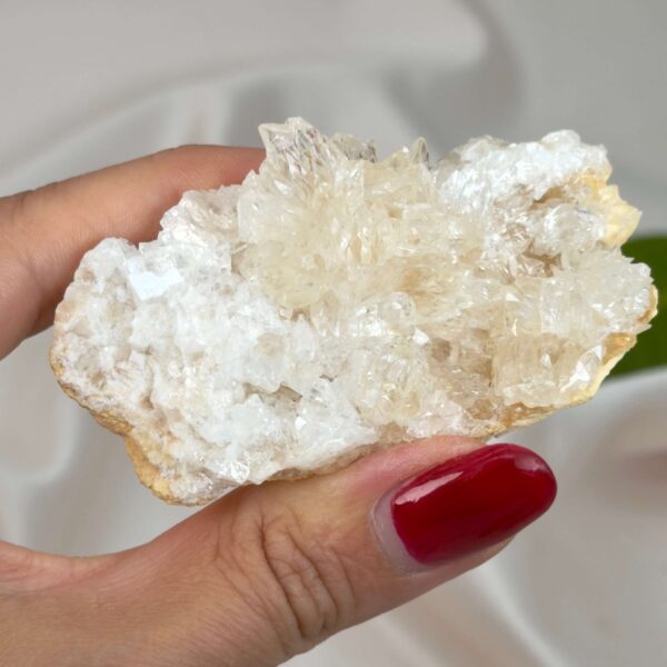 Himalayakvarts klynge med naturlig skønhed og kraftfuld energi. Forbindes med klarhed, balance og meditation. E-mærket webshop.