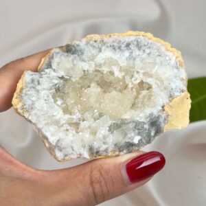 Himalayakvarts klynge med naturlig skønhed og kraftfuld energi. Forbindes med klarhed, balance og meditation. E-mærket webshop.