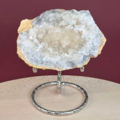 Himalayakvarts klynge med naturlig skønhed og kraftfuld energi. Forbindes med klarhed, balance og meditation. E-mærket webshop.