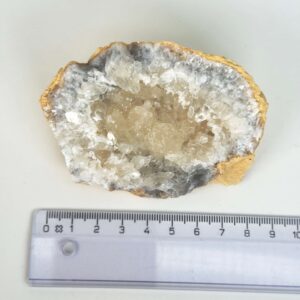 Himalayakvarts klynge med naturlig skønhed og kraftfuld energi. Forbindes med klarhed, balance og meditation. E-mærket webshop.