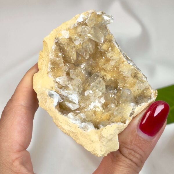Himalayakvarts klynge med naturlig skønhed og kraftfuld energi. Forbindes med klarhed, balance og meditation. E-mærket webshop.