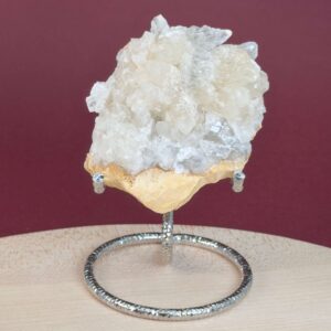 Himalayakvarts klynge med naturlig skønhed og kraftfuld energi. Forbindes med klarhed, balance og meditation. E-mærket webshop.