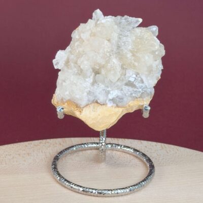 Himalayakvarts klynge med naturlig skønhed og kraftfuld energi. Forbindes med klarhed, balance og meditation. E-mærket webshop.