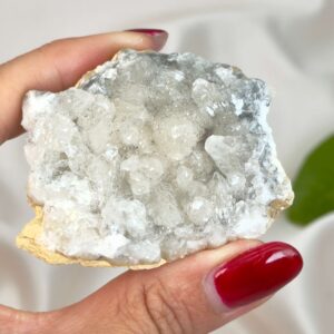 Himalayakvarts klynge med naturlig skønhed og kraftfuld energi. Forbindes med klarhed, balance og meditation. E-mærket webshop.