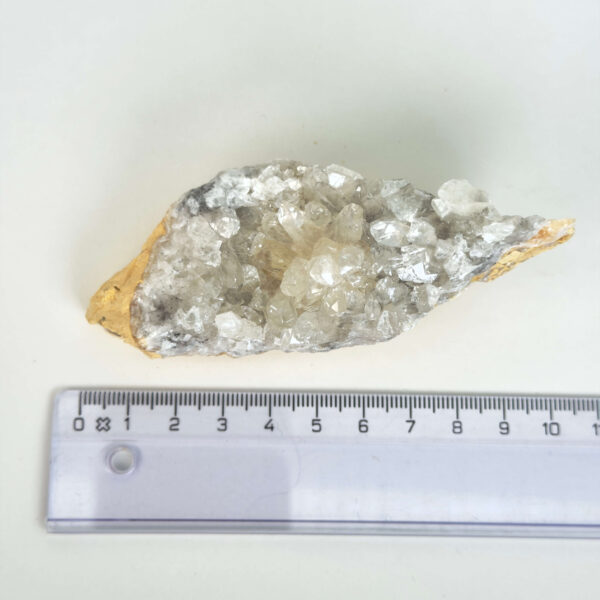 Himalayakvarts klynge med naturlig skønhed og kraftfuld energi. Forbindes med klarhed, balance og meditation. E-mærket webshop.