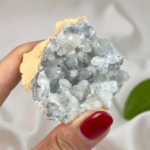 Himalayakvarts klynge med naturlig skønhed og kraftfuld energi. Forbindes med klarhed, balance og meditation. E-mærket webshop.