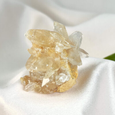Himalayakvarts klynge med naturlig skønhed og kraftfuld energi. Forbindes med klarhed, balance og meditation. E-mærket webshop.