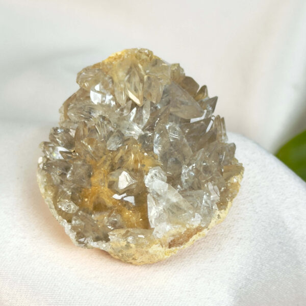Himalayakvarts klynge med naturlig skønhed og kraftfuld energi. Forbindes med klarhed, balance og meditation. E-mærket webshop.