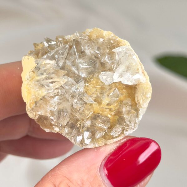 Himalayakvarts klynge med naturlig skønhed og kraftfuld energi. Forbindes med klarhed, balance og meditation. E-mærket webshop.