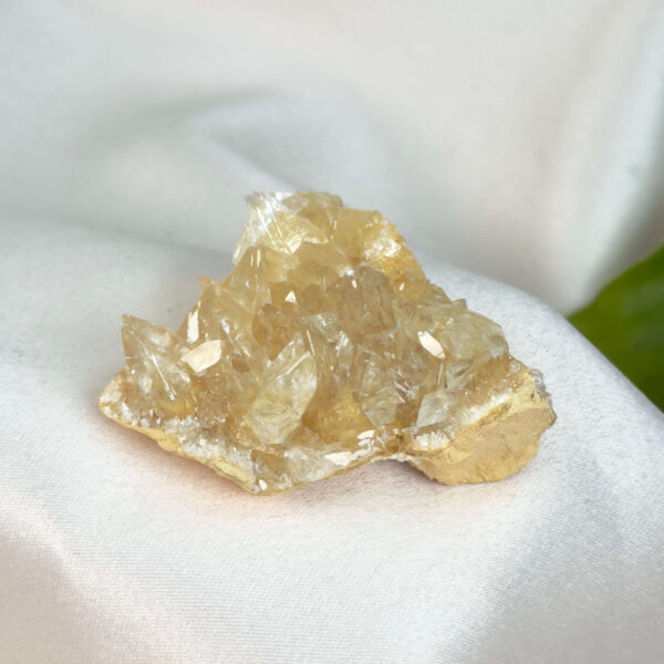 Himalayakvarts klynge med naturlig skønhed og kraftfuld energi. Forbindes med klarhed, balance og meditation. E-mærket webshop.