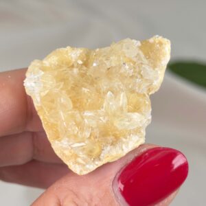 Himalayakvarts klynge med naturlig skønhed og kraftfuld energi. Forbindes med klarhed, balance og meditation. E-mærket webshop.