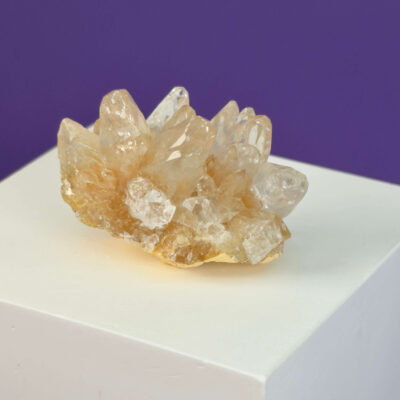 Himalayakvarts klynge med naturlig skønhed og kraftfuld energi. Forbindes med klarhed, balance og meditation. E-mærket webshop.