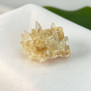 Himalayakvarts klynge med naturlig skønhed og kraftfuld energi. Forbindes med klarhed, balance og meditation. E-mærket webshop.