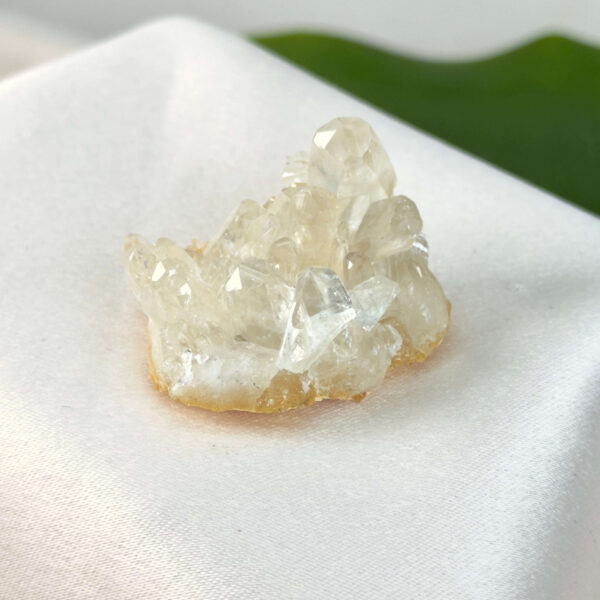 Himalayakvarts klynge med naturlig skønhed og kraftfuld energi. Forbindes med klarhed, balance og meditation. E-mærket webshop.