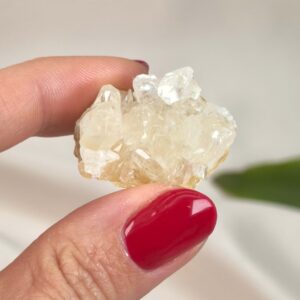Himalayakvarts klynge med naturlig skønhed og kraftfuld energi. Forbindes med klarhed, balance og meditation. E-mærket webshop.