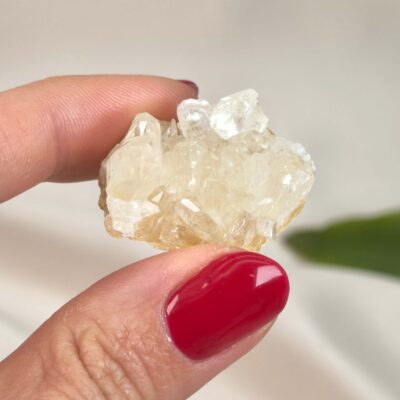 Himalayakvarts klynge med naturlig skønhed og kraftfuld energi. Forbindes med klarhed, balance og meditation. E-mærket webshop.