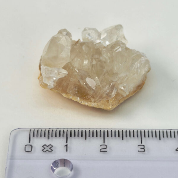 Himalayakvarts klynge med naturlig skønhed og kraftfuld energi. Forbindes med klarhed, balance og meditation. E-mærket webshop.