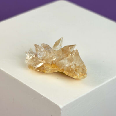Himalayakvarts klynge med naturlig skønhed og kraftfuld energi. Forbindes med klarhed, balance og meditation. E-mærket webshop.